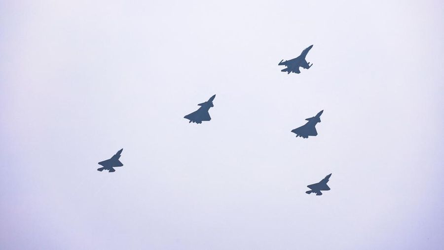 Jet tempur J-16D, J-20, dan J-35A terbang di atas Lapangan Tiananmen selama parade militer untuk memperingati 80 tahun berakhirnya Perang Dunia II, di Beijing, Tiongkok, 3 September 2025. (REUTERS/Tingshu Wang)