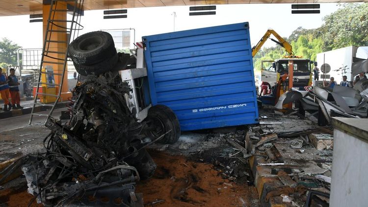 Penampakan Truk Kontainer Hantam GT Ciawi 2, Tiga Gardu Rusak