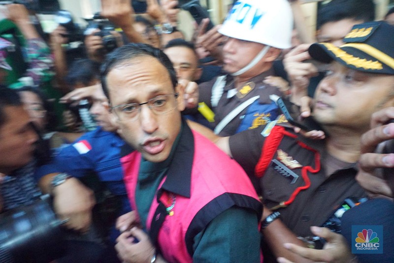 Kejaksaan Agung (Kejagung) menetapkan Nadiem Makarim sebagai tersangka dalam kasus dugaan korupsi pengadaan laptop Chromebook. Mantan Menteri Pendidikan, Kebudayaan, Riset dan Teknologi tersebut langsung ditahan di Rutan Salemba, Kamis (4/9/2025). Kejaksaan Agung (Kejagung) menetapkan Nadiem Makarim sebagai tersangka dalam kasus dugaan korupsi pengadaan laptop Chromebook. Mantan Menteri Pendidikan, Kebudayaan, Riset dan Teknologi tersebut langsung ditahan di Rutan Salemba, Kamis (4/9/2025). (CNBC Indonesia/Muhammad Sabki)