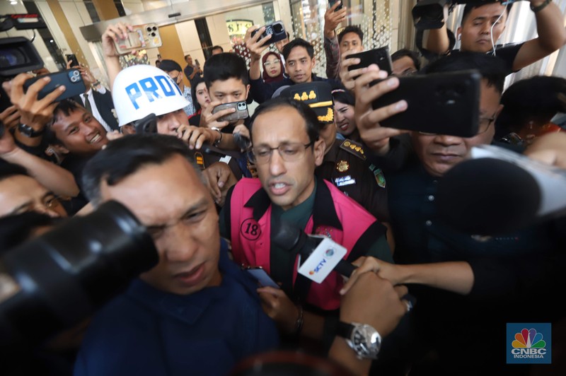 Kejaksaan Agung (Kejagung) menetapkan Nadiem Makarim sebagai tersangka dalam kasus dugaan korupsi pengadaan laptop Chromebook. Mantan Menteri Pendidikan, Kebudayaan, Riset dan Teknologi tersebut langsung ditahan di Rutan Salemba, Kamis (4/9/2025). Kejaksaan Agung (Kejagung) menetapkan Nadiem Makarim sebagai tersangka dalam kasus dugaan korupsi pengadaan laptop Chromebook. Mantan Menteri Pendidikan, Kebudayaan, Riset dan Teknologi tersebut langsung ditahan di Rutan Salemba, Kamis (4/9/2025). (CNBC Indonesia/Muhammad Sabki)