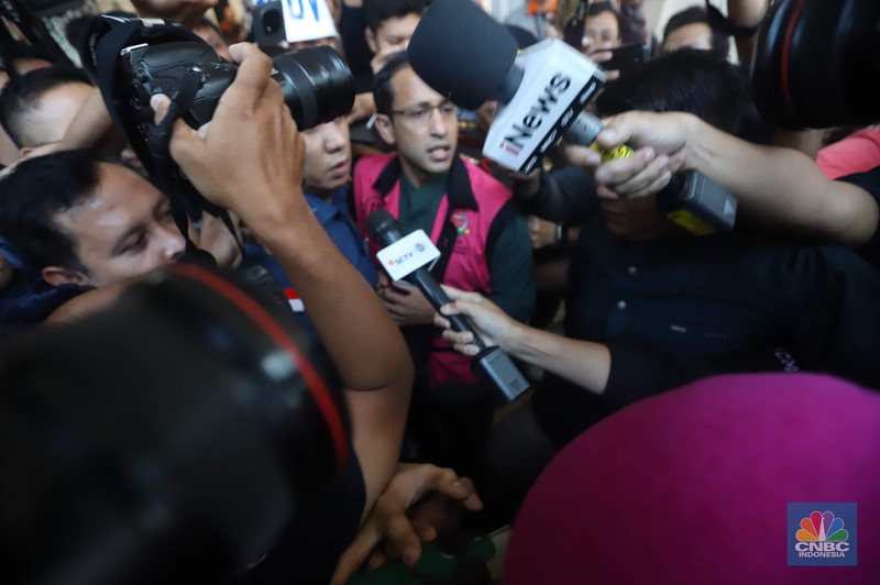 Kejaksaan Agung (Kejagung) menetapkan Nadiem Makarim sebagai tersangka dalam kasus dugaan korupsi pengadaan laptop Chromebook. Mantan Menteri Pendidikan, Kebudayaan, Riset dan Teknologi tersebut langsung ditahan di Rutan Salemba, Kamis (4/9/2025). Kejaksaan Agung (Kejagung) menetapkan Nadiem Makarim sebagai tersangka dalam kasus dugaan korupsi pengadaan laptop Chromebook. Mantan Menteri Pendidikan, Kebudayaan, Riset dan Teknologi tersebut langsung ditahan di Rutan Salemba, Kamis (4/9/2025). (CNBC Indonesia/Muhammad Sabki)
