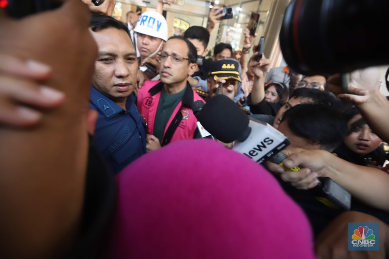 Kejaksaan Agung (Kejagung) menetapkan Nadiem Makarim sebagai tersangka dalam kasus dugaan korupsi pengadaan laptop Chromebook. Mantan Menteri Pendidikan, Kebudayaan, Riset dan Teknologi tersebut langsung ditahan di Rutan Salemba, Kamis (4/9/2025). Kejaksaan Agung (Kejagung) menetapkan Nadiem Makarim sebagai tersangka dalam kasus dugaan korupsi pengadaan laptop Chromebook. Mantan Menteri Pendidikan, Kebudayaan, Riset dan Teknologi tersebut langsung ditahan di Rutan Salemba, Kamis (4/9/2025). (CNBC Indonesia/Muhammad Sabki)