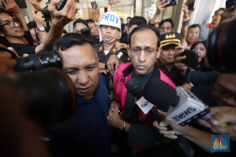 Kejaksaan Agung (Kejagung) menetapkan Nadiem Makarim sebagai tersangka dalam kasus dugaan korupsi pengadaan laptop Chromebook. Mantan Menteri Pendidikan, Kebudayaan, Riset dan Teknologi tersebut langsung ditahan di Rutan Salemba, Kamis (4/9/2025). Kejaksaan Agung (Kejagung) menetapkan Nadiem Makarim sebagai tersangka dalam kasus dugaan korupsi pengadaan laptop Chromebook. Mantan Menteri Pendidikan, Kebudayaan, Riset dan Teknologi tersebut langsung ditahan di Rutan Salemba, Kamis (4/9/2025). (CNBC Indonesia/Muhammad Sabki)