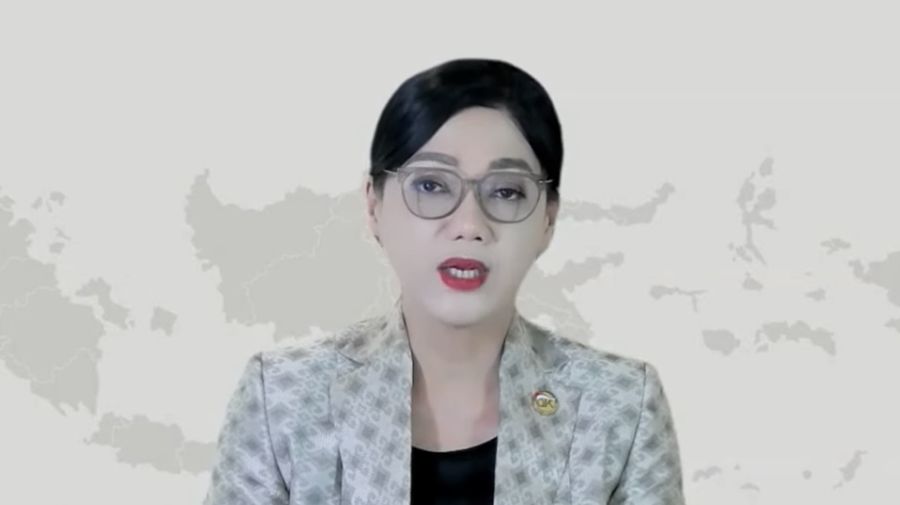 Kepala Eksekutif Pengawas Perilaku Pelaku Usaha Jasa Keuangan, Edukasi dan Perlindungan Konsumen Otoritas Jasa keuangan, Friderica Widyasari Dewi saat menyampaikan Konferensi Pers Asesmen Sektor Jasa Keuangan dan Kebijakan OJK Hasil RDKB Agustus 2025. (Tangkapan Layar Youtube/Otoritas Jasa Keuangan)