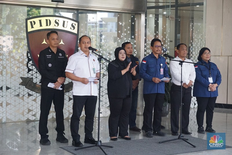 Kepala Pusat Penerangan Hukum (Kapuspenkum) Kejaksaan Agung, Anang Supriatna dalam Konferensi Pers Penanganan Perkara Digitalisasi Pendidikan Kemendikbudristek Tahun 2019s/d 2022 oleh Tim Penyidik pada JAM Pidsus Kejaksaan RI di Loby Gedung Bundar JAM Pidsus Kejaksaan Agung RI, Jakarta, Kamis, (4/9/2025). Kepala Pusat Penerangan Hukum (Kapuspenkum) Kejaksaan Agung, Anang Supriatna dalam Konferensi Pers Penanganan Perkara Digitalisasi Pendidikan Kemendikbudristek Tahun 2019s/d 2022 oleh Tim Penyidik pada JAM Pidsus Kejaksaan RI di Loby Gedung Bundar JAM Pidsus Kejaksaan Agung RI, Jakarta, Kamis, (4/9/2025). (CNBC Indonesia/Muhammad Sabki)