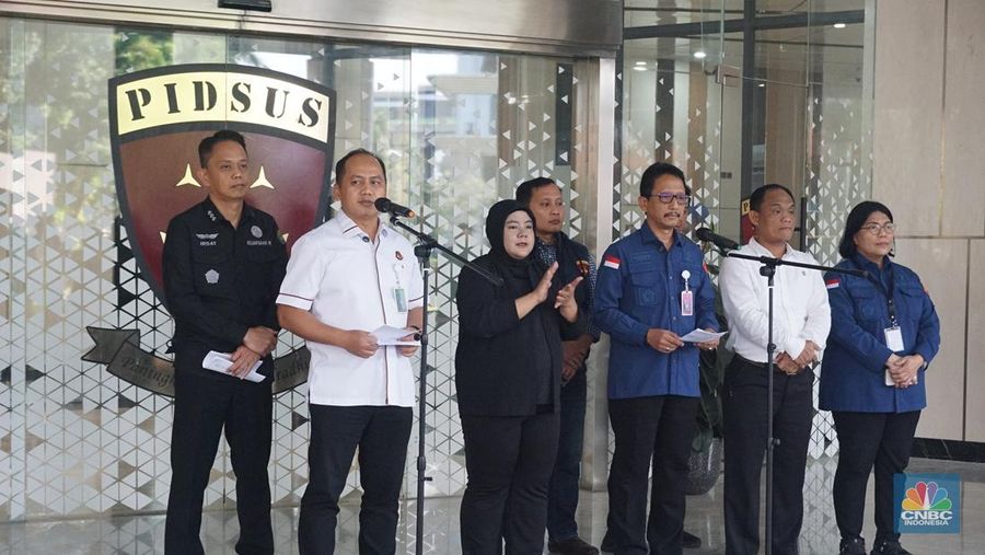 Kepala Pusat Penerangan Hukum (Kapuspenkum) Kejaksaan Agung, Anang Supriatna dalam Konferensi Pers Penanganan Perkara Digitalisasi Pendidikan Kemendikbudristek Tahun 2019s/d 2022 oleh Tim Penyidik pada JAM Pidsus Kejaksaan RI di Loby Gedung Bundar JAM Pidsus Kejaksaan Agung RI, Jakarta, Kamis, (4/9/2025). Kepala Pusat Penerangan Hukum (Kapuspenkum) Kejaksaan Agung, Anang Supriatna dalam Konferensi Pers Penanganan Perkara Digitalisasi Pendidikan Kemendikbudristek Tahun 2019s/d 2022 oleh Tim Penyidik pada JAM Pidsus Kejaksaan RI di Loby Gedung Bundar JAM Pidsus Kejaksaan Agung RI, Jakarta, Kamis, (4/9/2025). (CNBC Indonesia/Muhammad Sabki)