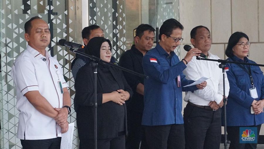 Kepala Pusat Penerangan Hukum (Kapuspenkum) Kejaksaan Agung, Anang Supriatna dalam Konferensi Pers Penanganan Perkara Digitalisasi Pendidikan Kemendikbudristek Tahun 2019s/d 2022 oleh Tim Penyidik pada JAM Pidsus Kejaksaan RI di Loby Gedung Bundar JAM Pidsus Kejaksaan Agung RI, Jakarta, Kamis, (4/9/2025). (CNBC Indonesia/Muhammad Sabki)