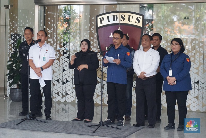 Kepala Pusat Penerangan Hukum (Kapuspenkum) Kejaksaan Agung, Anang Supriatna dalam Konferensi Pers Penanganan Perkara Digitalisasi Pendidikan Kemendikbudristek Tahun 2019s/d 2022 oleh Tim Penyidik pada JAM Pidsus Kejaksaan RI di Loby Gedung Bundar JAM Pidsus Kejaksaan Agung RI, Jakarta, Kamis, (4/9/2025). Kepala Pusat Penerangan Hukum (Kapuspenkum) Kejaksaan Agung, Anang Supriatna dalam Konferensi Pers Penanganan Perkara Digitalisasi Pendidikan Kemendikbudristek Tahun 2019s/d 2022 oleh Tim Penyidik pada JAM Pidsus Kejaksaan RI di Loby Gedung Bundar JAM Pidsus Kejaksaan Agung RI, Jakarta, Kamis, (4/9/2025). (CNBC Indonesia/Muhammad Sabki)