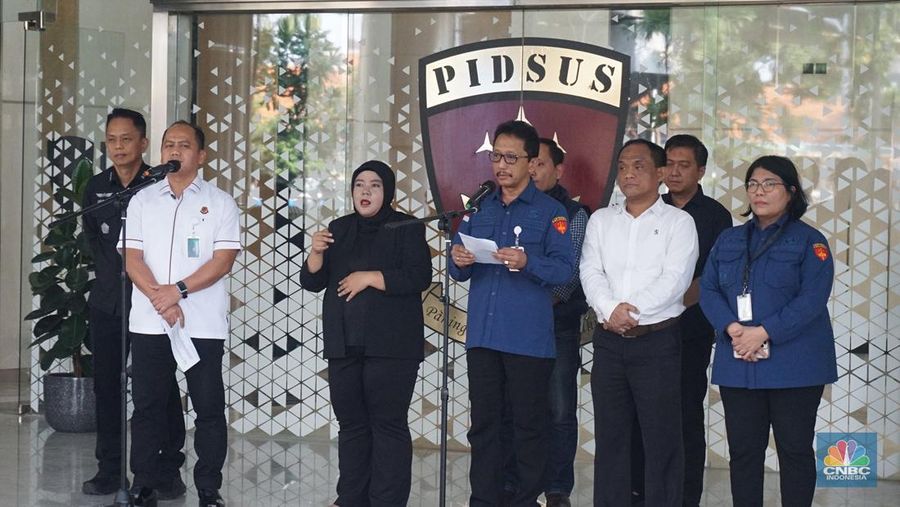 Kepala Pusat Penerangan Hukum (Kapuspenkum) Kejaksaan Agung, Anang Supriatna dalam Konferensi Pers Penanganan Perkara Digitalisasi Pendidikan Kemendikbudristek Tahun 2019s/d 2022 oleh Tim Penyidik pada JAM Pidsus Kejaksaan RI di Loby Gedung Bundar JAM Pidsus Kejaksaan Agung RI, Jakarta, Kamis, (4/9/2025). Kepala Pusat Penerangan Hukum (Kapuspenkum) Kejaksaan Agung, Anang Supriatna dalam Konferensi Pers Penanganan Perkara Digitalisasi Pendidikan Kemendikbudristek Tahun 2019s/d 2022 oleh Tim Penyidik pada JAM Pidsus Kejaksaan RI di Loby Gedung Bundar JAM Pidsus Kejaksaan Agung RI, Jakarta, Kamis, (4/9/2025). (CNBC Indonesia/Muhammad Sabki)