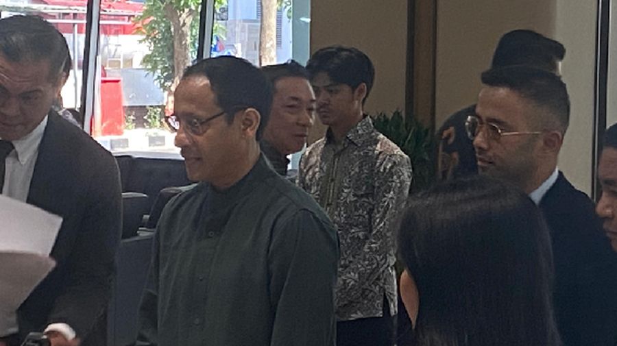 Mantan Mendisbudristek, Nadiem Makarim tiba di Kejaksaan Agung RI, Kamis (4/9) didampingi Hotman Paris Hutapea. (Dok. CNN Indonesia/Muhammad Ikhwanuddin)
