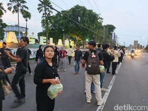 Aksi Kamisan di Magelang, Massa Bagikan Paket Sayuran untuk Warga