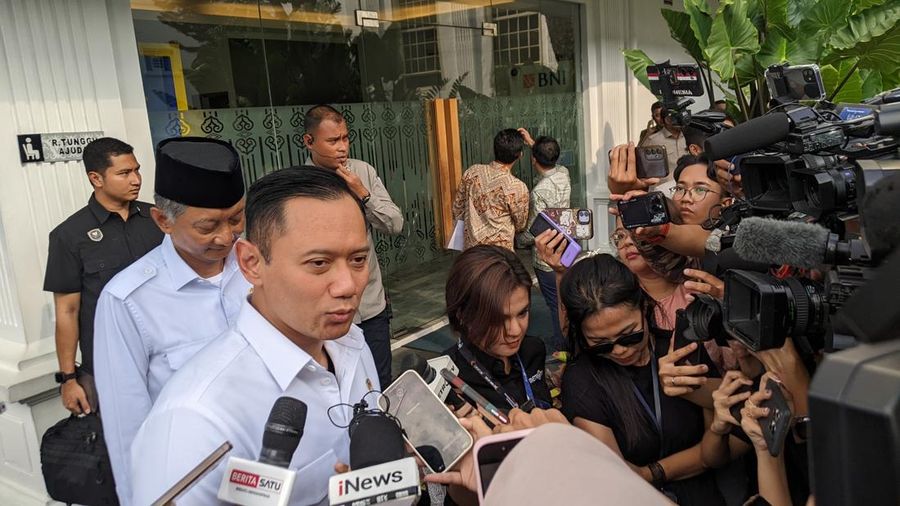 Menteri Koordinator bidang Infrastruktur dan Pembangunan Kewilayahan Agus Harimurti Yudhoyono (AHY) saat ditemui oleh .