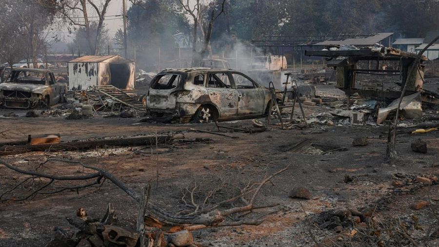 Api melalap sebuah rumah di Chinese Camp saat kebakaran hutan berkobar di Tuolumne County, California, AS, 2 September 2025. (REUTERS/Tracy Barbutes)