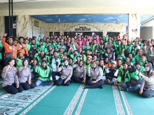 Ojol-Polisi di Kota Mojokerto Potong Tumpeng untuk HUT Polwan