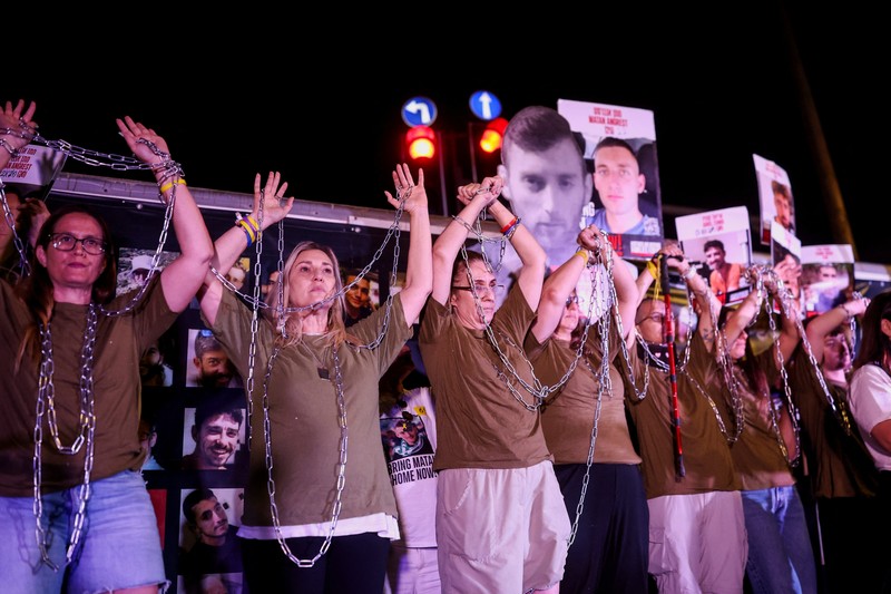 Orang-orang menghadiri protes menuntut pembebasan segera para sandera yang diculik selama serangan mematikan pada 7 Oktober 2023 di Israel oleh Hamas, di Yerusalem, 3 September 2025. (REUTERS/Ronen Zvulun)