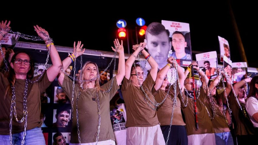 Orang-orang menghadiri protes menuntut pembebasan segera para sandera yang diculik selama serangan mematikan pada 7 Oktober 2023 di Israel oleh Hamas, di Yerusalem, 3 September 2025. Orang-orang menghadiri protes menuntut pembebasan segera para sandera yang diculik selama serangan mematikan pada 7 Oktober 2023 di Israel oleh Hamas, di Yerusalem, 3 September 2025. (REUTERS/Ronen Zvulun)