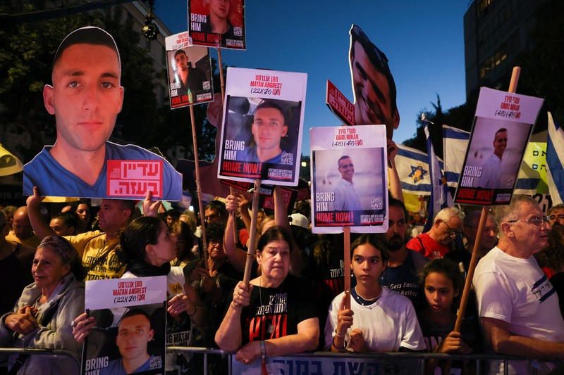 Orang-orang menghadiri protes menuntut pembebasan segera para sandera yang diculik selama serangan mematikan pada 7 Oktober 2023 di Israel oleh Hamas, di Yerusalem, 3 September 2025. (REUTERS/Ronen Zvulun)