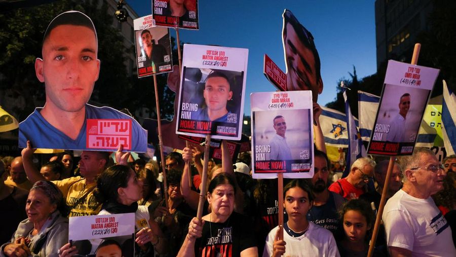 Orang-orang menghadiri protes menuntut pembebasan segera para sandera yang diculik selama serangan mematikan pada 7 Oktober 2023 di Israel oleh Hamas, di Yerusalem, 3 September 2025. Orang-orang menghadiri protes menuntut pembebasan segera para sandera yang diculik selama serangan mematikan pada 7 Oktober 2023 di Israel oleh Hamas, di Yerusalem, 3 September 2025. (REUTERS/Ronen Zvulun)