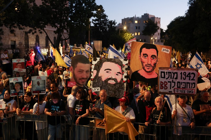 Orang-orang menghadiri protes menuntut pembebasan segera para sandera yang diculik selama serangan mematikan pada 7 Oktober 2023 di Israel oleh Hamas, di Yerusalem, 3 September 2025. (REUTERS/Ronen Zvulun)