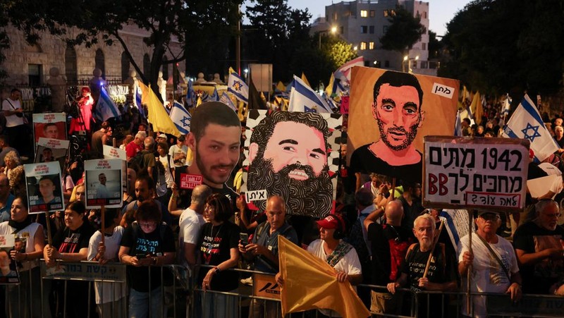 Orang-orang menghadiri protes menuntut pembebasan segera para sandera yang diculik selama serangan mematikan pada 7 Oktober 2023 di Israel oleh Hamas, di Yerusalem, 3 September 2025. (REUTERS/Ronen Zvulun)