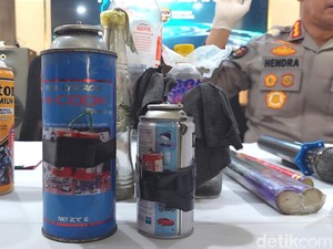 Video Polisi Pamerkan Molotov Modifikasi yang Dipakai Perusuh Demo Bandung
