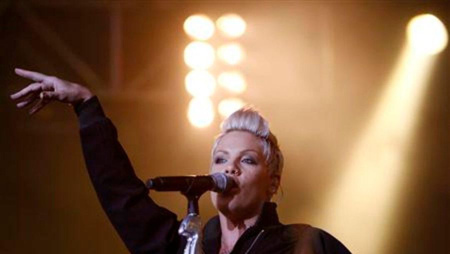 Penyanyi AS Pink tampil di panggung utama selama Festival Musik Sziget Budapest di sebuah pulau di Sungai Donau dalam foto arsip 10 Agustus 2007 ini. (REUTERS/Laszlo Balogh/Files)