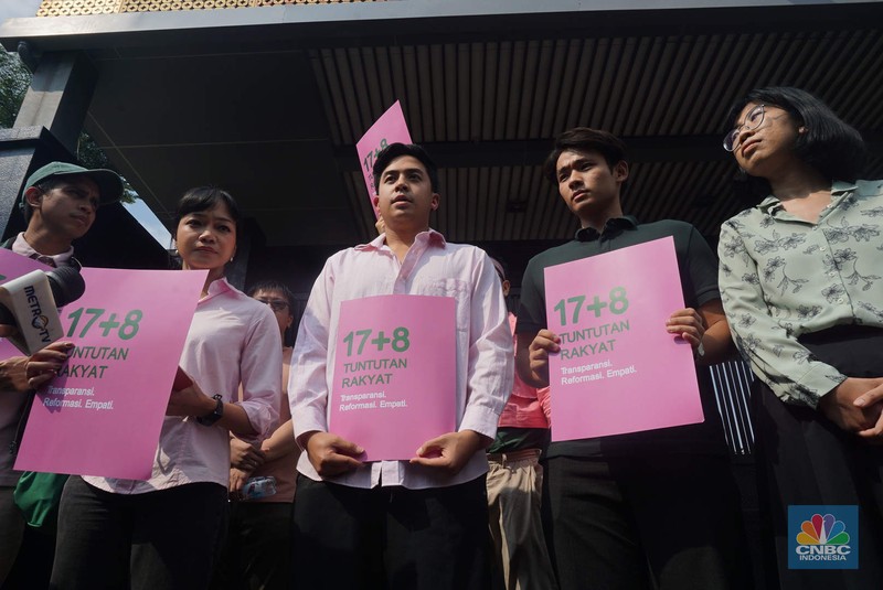 Perwakilan Kolektif 17+8 Indonesia Berbenah menyerahkan tuntutan rakyat '17+8' atau 17 tuntutan jangka pendek dan 8 tuntutan jangka panjang ke DPR RI, di Gerbang Pancasila, Jakarta, Kamis, (4/9/2025). Perwakilan Kolektif 17+8 Indonesia Berbenah menyerahkan tuntutan rakyat '17+8' atau 17 tuntutan jangka pendek dan 8 tuntutan jangka panjang ke DPR RI, di Gerbang Pancasila, Jakarta, Kamis, (4/9/2025). (CNBC Indonesia/Muhammad Sabki)