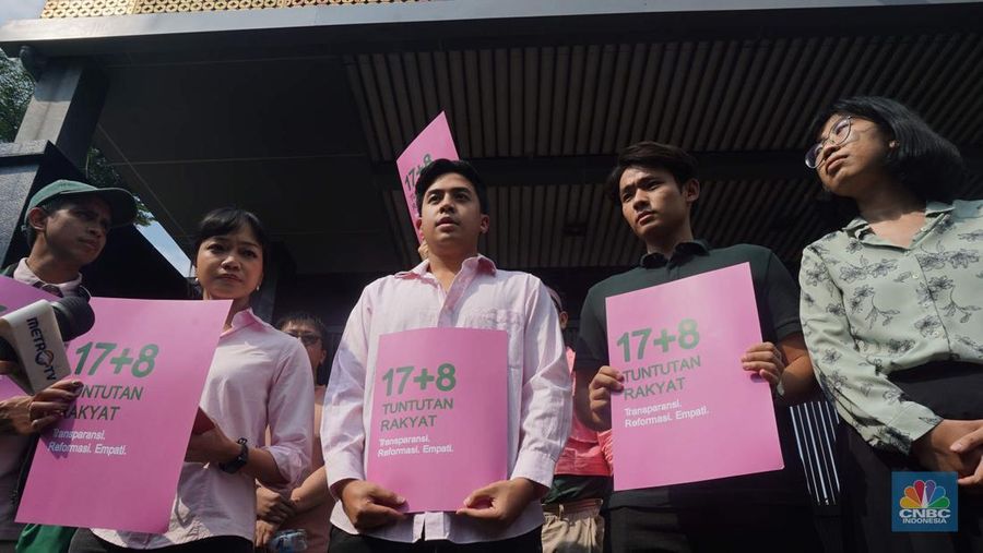 Perwakilan Kolektif 17+8 Indonesia Berbenah menyerahkan tuntutan rakyat '17+8' atau 17 tuntutan jangka pendek dan 8 tuntutan jangka panjang ke DPR RI, di Gerbang Pancasila, Jakarta, Kamis, (4/9/2025). Perwakilan Kolektif 17+8 Indonesia Berbenah menyerahkan tuntutan rakyat '17+8' atau 17 tuntutan jangka pendek dan 8 tuntutan jangka panjang ke DPR RI, di Gerbang Pancasila, Jakarta, Kamis, (4/9/2025). (CNBC Indonesia/Muhammad Sabki)