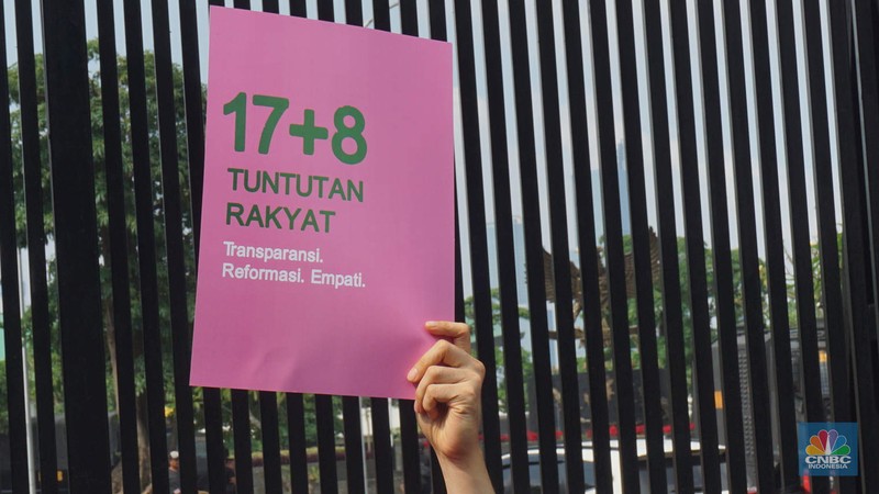 Perwakilan Kolektif 17+8 Indonesia Berbenah menyerahkan tuntutan rakyat '17+8' atau 17 tuntutan jangka pendek dan 8 tuntutan jangka panjang ke DPR RI, di Gerbang Pancasila, Jakarta, Kamis, (4/9/2025). Perwakilan Kolektif 17+8 Indonesia Berbenah menyerahkan tuntutan rakyat '17+8' atau 17 tuntutan jangka pendek dan 8 tuntutan jangka panjang ke DPR RI, di Gerbang Pancasila, Jakarta, Kamis, (4/9/2025). (CNBC Indonesia/Muhammad Sabki)