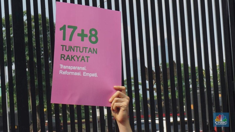 Perwakilan Kolektif 17+8 Indonesia Berbenah menyerahkan tuntutan rakyat '17+8' atau 17 tuntutan jangka pendek dan 8 tuntutan jangka panjang ke DPR RI, di Gerbang Pancasila, Jakarta, Kamis, (4/9/2025). (CNBC Indonesia/Muhammad Sabki)