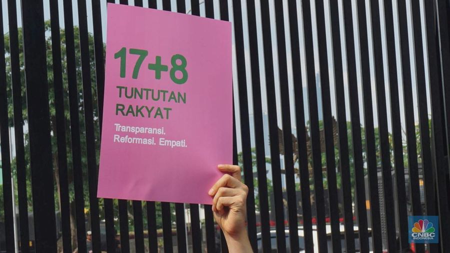 Perwakilan Kolektif 17+8 Indonesia Berbenah menyerahkan tuntutan rakyat '17+8' atau 17 tuntutan jangka pendek dan 8 tuntutan jangka panjang ke DPR RI, di Gerbang Pancasila, Jakarta, Kamis, (4/9/2025). Perwakilan Kolektif 17+8 Indonesia Berbenah menyerahkan tuntutan rakyat '17+8' atau 17 tuntutan jangka pendek dan 8 tuntutan jangka panjang ke DPR RI, di Gerbang Pancasila, Jakarta, Kamis, (4/9/2025). (CNBC Indonesia/Muhammad Sabki)