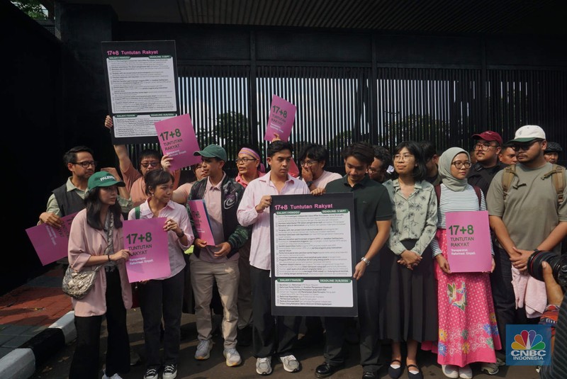 Perwakilan Kolektif 17+8 Indonesia Berbenah menyerahkan tuntutan rakyat '17+8' atau 17 tuntutan jangka pendek dan 8 tuntutan jangka panjang ke DPR RI, di Gerbang Pancasila, Jakarta, Kamis, (4/9/2025). Perwakilan Kolektif 17+8 Indonesia Berbenah menyerahkan tuntutan rakyat '17+8' atau 17 tuntutan jangka pendek dan 8 tuntutan jangka panjang ke DPR RI, di Gerbang Pancasila, Jakarta, Kamis, (4/9/2025). (CNBC Indonesia/Muhammad Sabki)