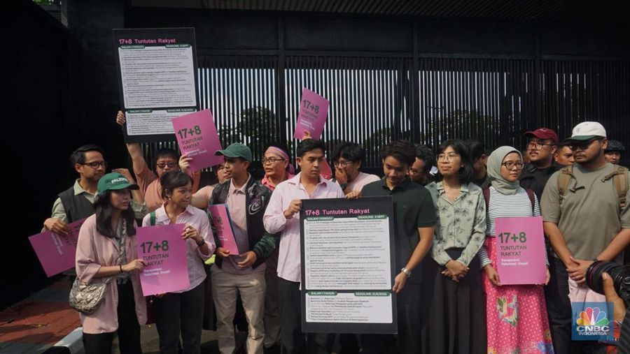 Perwakilan Kolektif 17+8 Indonesia Berbenah menyerahkan tuntutan rakyat '17+8' atau 17 tuntutan jangka pendek dan 8 tuntutan jangka panjang ke DPR RI, di Gerbang Pancasila, Jakarta, Kamis, (4/9/2025). (CNBC Indonesia/Muhammad Sabki)