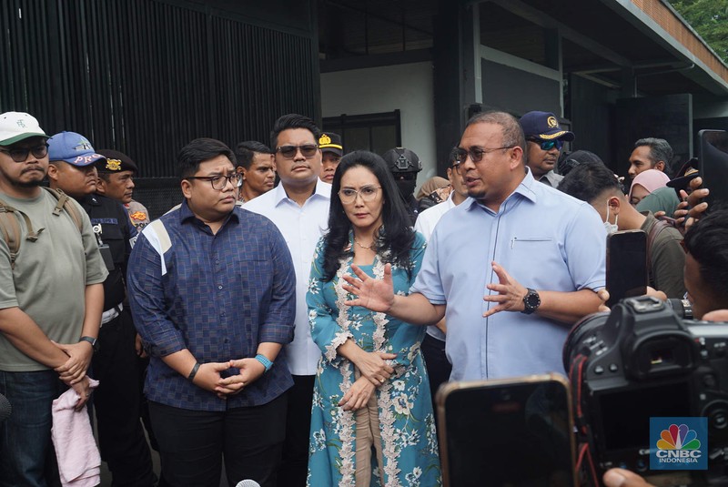 Perwakilan Kolektif 17+8 Indonesia Berbenah menyerahkan tuntutan rakyat '17+8' atau 17 tuntutan jangka pendek dan 8 tuntutan jangka panjang ke DPR RI, di Gerbang Pancasila, Jakarta, Kamis, (4/9/2025). Perwakilan Kolektif 17+8 Indonesia Berbenah menyerahkan tuntutan rakyat '17+8' atau 17 tuntutan jangka pendek dan 8 tuntutan jangka panjang ke DPR RI, di Gerbang Pancasila, Jakarta, Kamis, (4/9/2025). (CNBC Indonesia/Muhammad Sabki)