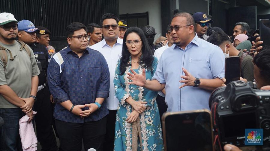 Perwakilan Kolektif 17+8 Indonesia Berbenah menyerahkan tuntutan rakyat '17+8' atau 17 tuntutan jangka pendek dan 8 tuntutan jangka panjang ke DPR RI, di Gerbang Pancasila, Jakarta, Kamis, (4/9/2025). Perwakilan Kolektif 17+8 Indonesia Berbenah menyerahkan tuntutan rakyat '17+8' atau 17 tuntutan jangka pendek dan 8 tuntutan jangka panjang ke DPR RI, di Gerbang Pancasila, Jakarta, Kamis, (4/9/2025). (CNBC Indonesia/Muhammad Sabki)