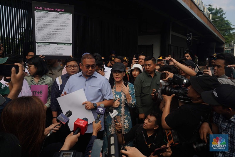 Perwakilan Kolektif 17+8 Indonesia Berbenah menyerahkan tuntutan rakyat '17+8' atau 17 tuntutan jangka pendek dan 8 tuntutan jangka panjang ke DPR RI, di Gerbang Pancasila, Jakarta, Kamis, (4/9/2025). Perwakilan Kolektif 17+8 Indonesia Berbenah menyerahkan tuntutan rakyat '17+8' atau 17 tuntutan jangka pendek dan 8 tuntutan jangka panjang ke DPR RI, di Gerbang Pancasila, Jakarta, Kamis, (4/9/2025). (CNBC Indonesia/Muhammad Sabki)