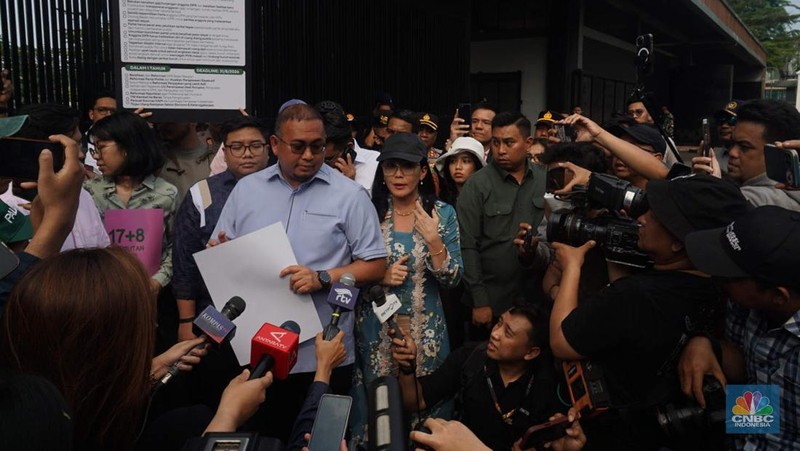 Perwakilan Kolektif 17+8 Indonesia Berbenah menyerahkan tuntutan rakyat '17+8' atau 17 tuntutan jangka pendek dan 8 tuntutan jangka panjang ke DPR RI, di Gerbang Pancasila, Jakarta, Kamis, (4/9/2025). (CNBC Indonesia/Muhammad Sabki)