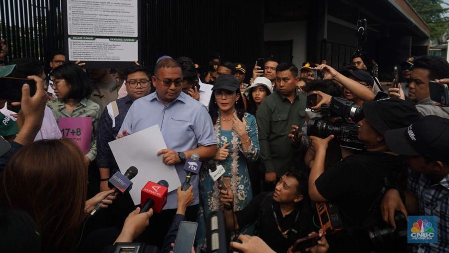 Perwakilan Kolektif 17+8 Indonesia Berbenah menyerahkan tuntutan rakyat '17+8' atau 17 tuntutan jangka pendek dan 8 tuntutan jangka panjang ke DPR RI, di Gerbang Pancasila, Jakarta, Kamis, (4/9/2025). Perwakilan Kolektif 17+8 Indonesia Berbenah menyerahkan tuntutan rakyat '17+8' atau 17 tuntutan jangka pendek dan 8 tuntutan jangka panjang ke DPR RI, di Gerbang Pancasila, Jakarta, Kamis, (4/9/2025). (CNBC Indonesia/Muhammad Sabki)