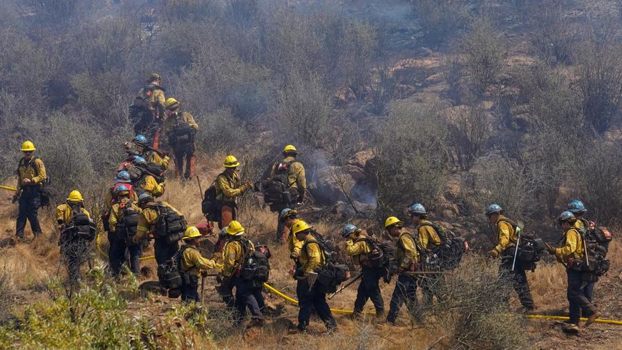 Api melalap sebuah rumah di Chinese Camp saat kebakaran hutan berkobar di Tuolumne County, California, AS, 2 September 2025. (REUTERS/Tracy Barbutes)