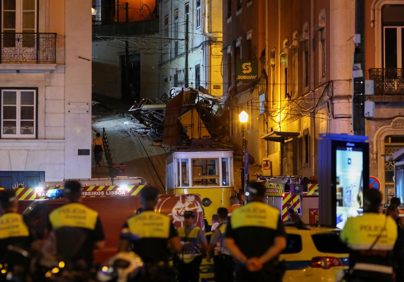 Puing-puing gerbong kereta gantung Gloria Lisbon yang tergelincir dan jatuh, mengakibatkan kematian dan cedera, di Lisbon, Portugal, 3 September 2025. Puing-puing gerbong kereta gantung Gloria Lisbon yang tergelincir dan jatuh, mengakibatkan kematian dan cedera, di Lisbon, Portugal, 3 September 2025. (REUTERS/Pedro Rocha)