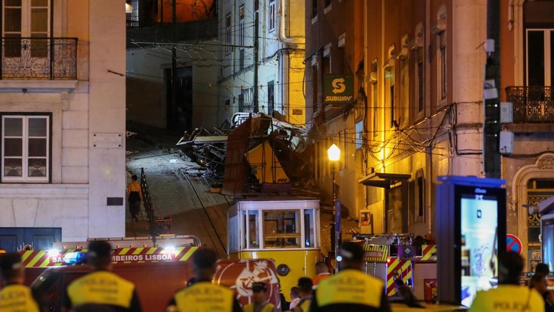 Puing-puing gerbong kereta gantung Gloria Lisbon yang tergelincir dan jatuh, mengakibatkan kematian dan cedera, di Lisbon, Portugal, 3 September 2025. (REUTERS/Pedro Rocha)