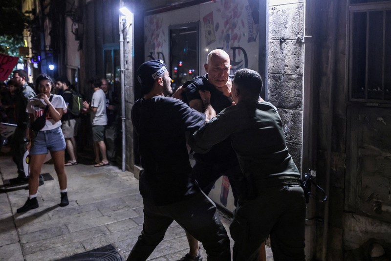 Orang-orang menghadiri protes menuntut pembebasan segera para sandera yang diculik selama serangan mematikan pada 7 Oktober 2023 di Israel oleh Hamas, di Yerusalem, 3 September 2025. (REUTERS/Ronen Zvulun)