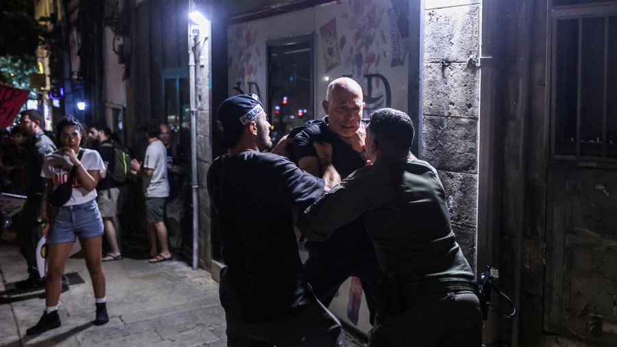 Orang-orang menghadiri protes menuntut pembebasan segera para sandera yang diculik selama serangan mematikan pada 7 Oktober 2023 di Israel oleh Hamas, di Yerusalem, 3 September 2025. (REUTERS/Ronen Zvulun)