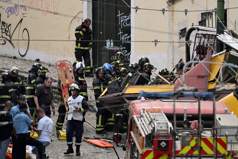 Puing-puing gerbong kereta gantung Gloria Lisbon yang tergelincir dan jatuh, mengakibatkan kematian dan cedera, di Lisbon, Portugal, 3 September 2025. Puing-puing gerbong kereta gantung Gloria Lisbon yang tergelincir dan jatuh, mengakibatkan kematian dan cedera, di Lisbon, Portugal, 3 September 2025. (REUTERS/Pedro Rocha)
