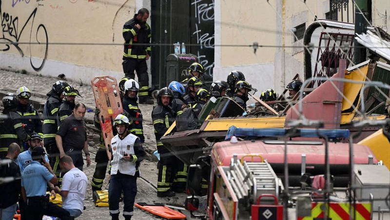 Puing-puing gerbong kereta gantung Gloria Lisbon yang tergelincir dan jatuh, mengakibatkan kematian dan cedera, di Lisbon, Portugal, 3 September 2025. (REUTERS/Pedro Rocha)