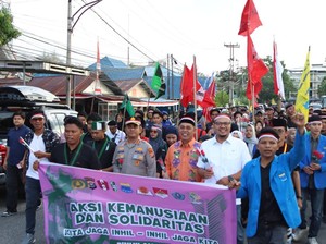 Aksi Solidaritas untuk Affan, Polisi-Mahasiswa di Inhil Bagikan Bunga Mawar