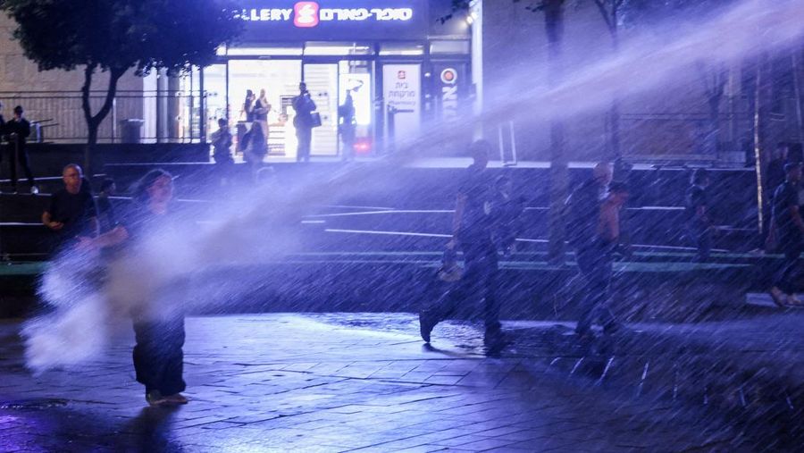 Orang-orang menghadiri protes menuntut pembebasan segera para sandera yang diculik selama serangan mematikan pada 7 Oktober 2023 di Israel oleh Hamas, di Yerusalem, 3 September 2025. (REUTERS/Ronen Zvulun)
