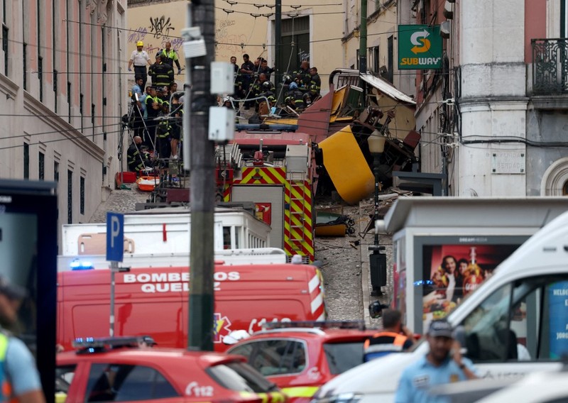 Puing-puing gerbong kereta gantung Gloria Lisbon yang tergelincir dan jatuh, mengakibatkan kematian dan cedera, di Lisbon, Portugal, 3 September 2025. Puing-puing gerbong kereta gantung Gloria Lisbon yang tergelincir dan jatuh, mengakibatkan kematian dan cedera, di Lisbon, Portugal, 3 September 2025. (REUTERS/Pedro Rocha)