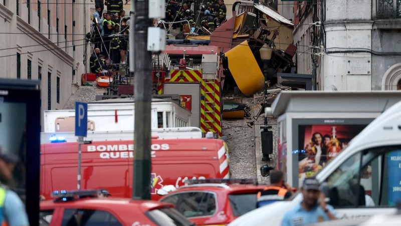 Puing-puing gerbong kereta gantung Gloria Lisbon yang tergelincir dan jatuh, mengakibatkan kematian dan cedera, di Lisbon, Portugal, 3 September 2025. (REUTERS/Pedro Rocha)