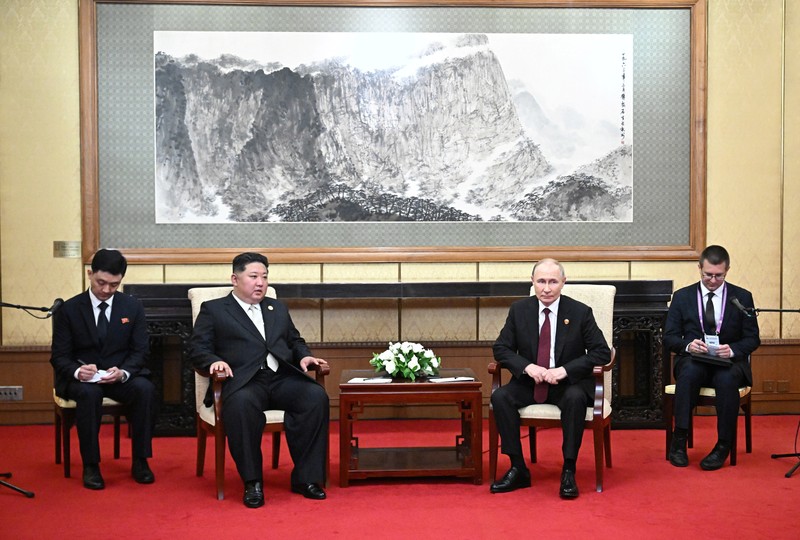 Seorang reporter Kremlin menangkap rekaman setelah pertemuan Vladimir Putin dengan Kim Jong Un, yang menunjukkan kursi pemimpin Korea Utara itu dibersihkan dengan teliti. Seorang reporter Kremlin menangkap rekaman setelah pertemuan Vladimir Putin dengan Kim Jong Un, yang menunjukkan kursi pemimpin Korea Utara itu dibersihkan dengan teliti. (Telegram/Yunashev_Live)